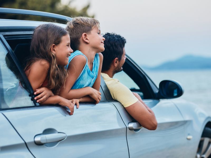 Happy clients with shipping car